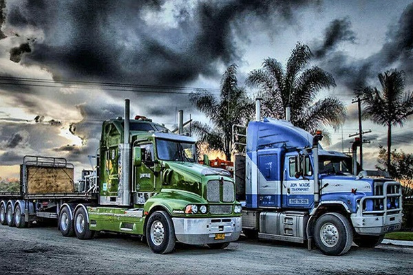 Grønne og blå lastbiler thumbnail