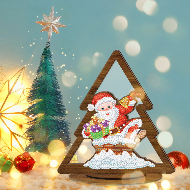 Træfigur med julemand ved skorsten (C)