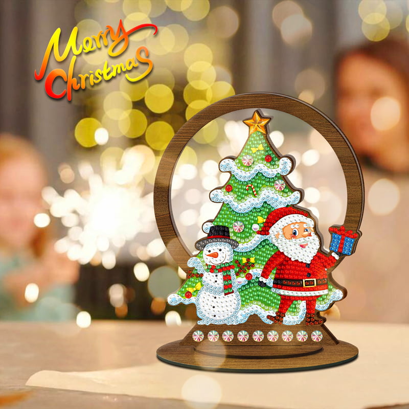 Træfigur med julemand og snemand ved juletræ (D)