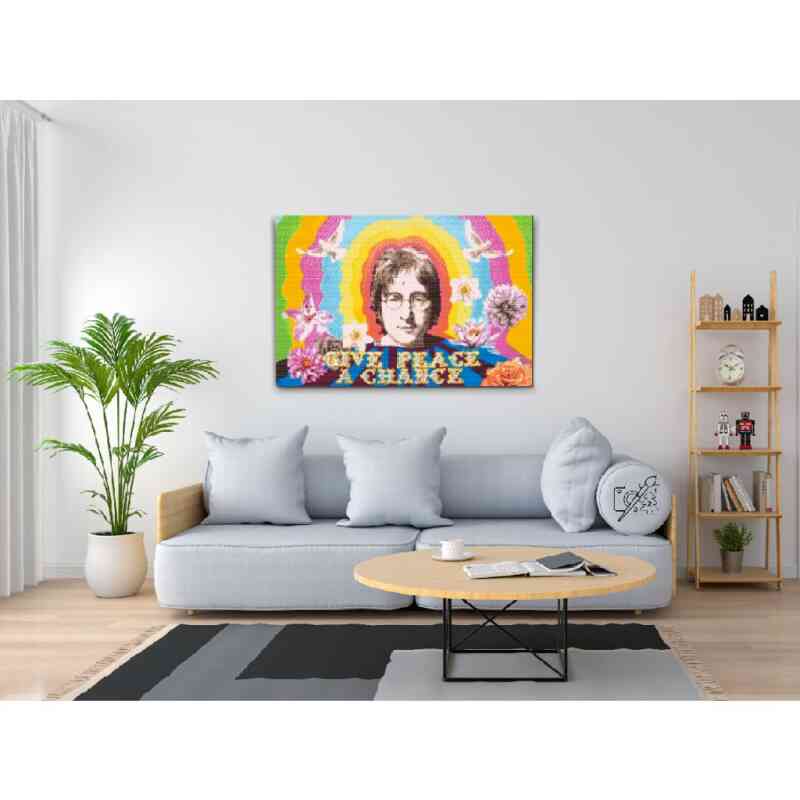 Oplev skønheden i John Lennons legendariske udtryk gennem dette unikke Diamond Art Premium-portræt, hvor farverne fortæller historien om kærlighed og harmoni.